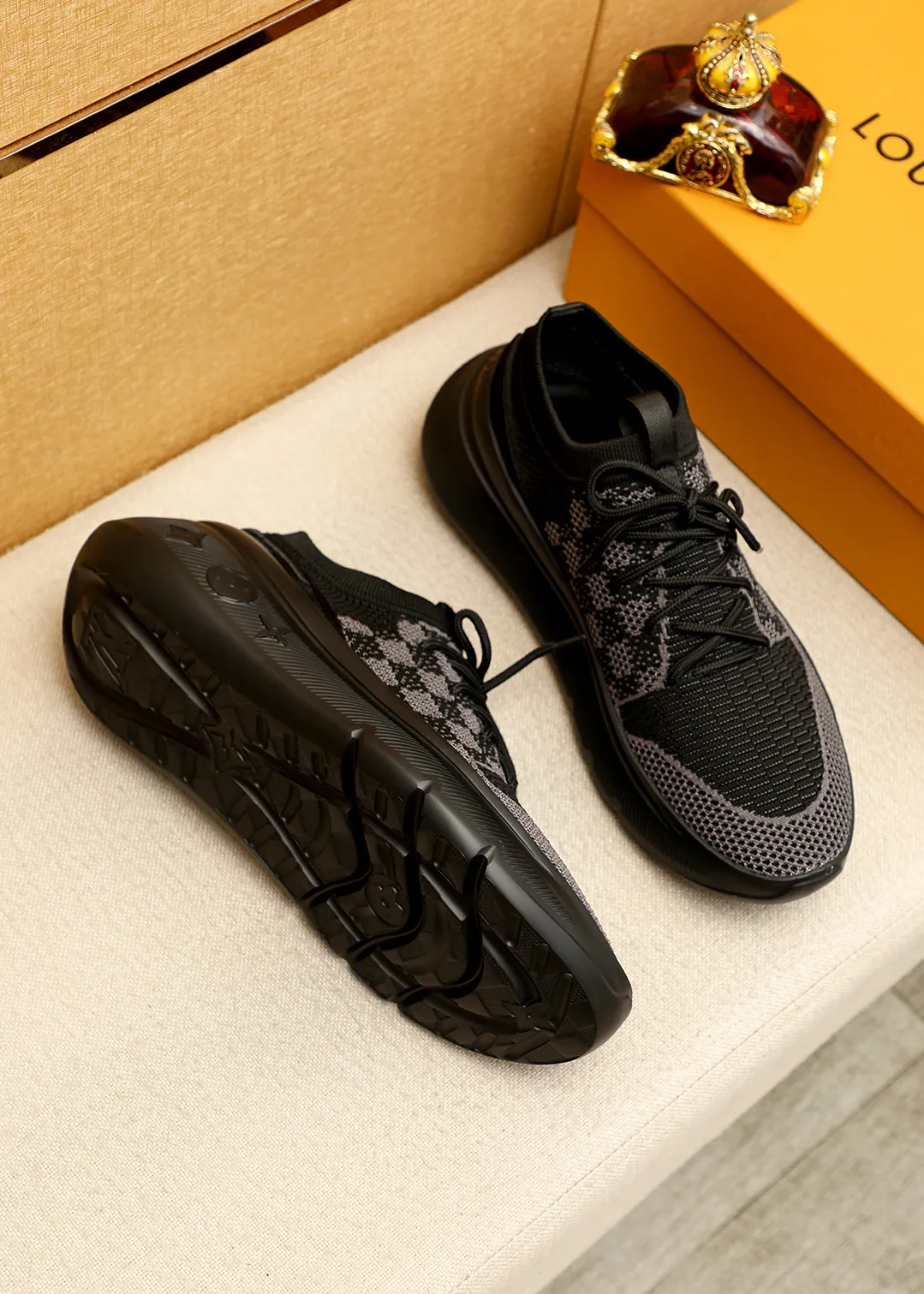 Men's men's shoes 💰480💐 Louis Vuitton Louis Vuitton 2025 new four-season lace-up series! The complex fly-knitting process for shoe uppers is now on the market. The counter has LV shape embossed stitching with original patterns, original raw materials, fabrics, and original fly-knitting! The inside is original and customized! 1:1 outsole mold opening! Foam outsole! 38-44 (45 customized)
